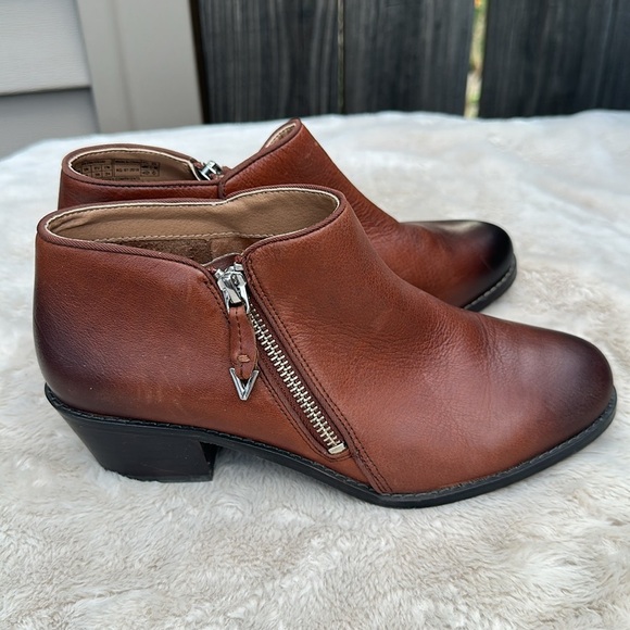 Vionic Brown Ankle Boots with Side Zipper and Low Heel Size 7 - Picture 5 of 8